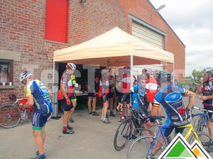 Beige vouwtent op de Leeuwentocht