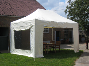 Professionele vouwtent 3x4,5 m in wit pvc (opgelet: wordt geleverd zonder ramen!)