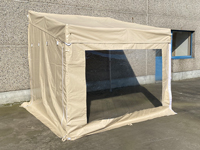 De professionele halve vouwtent wordt geleverd met 3 beige pvc zijwanden