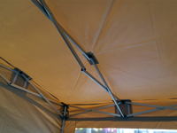 Aluminium frame en koppelstukken in het dak