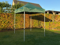 Deze vouwtent is beschikbaar in de kleuren zand, ecru, wit, zwart, blauw en groen