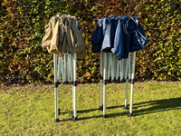 Een dichtgeplooide vouwtent van 2x3 meter (rechts) is 1,6 meter hoog