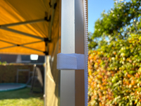 De zijwanden worden ook met velcrostrips aan het frame bevestigd
