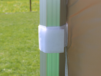 U bevestigt de zijwand aan het dakzeil met een brede velcrostrook en aan de zijkant met velcrostrips aan het frame