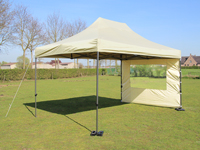 Op deze foto (Solid 30 tent van 3x4,5 m) ziet u de kleur ecru
