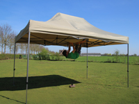 Stevig frame: een volwassen man kan zich er aan optrekken! (op foto tent van 3x4,5 m)