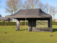 Alle zijwanden (6 stuks) worden bij uw tent geleverd. U bevestigt ze met velcro aan het dakzeil.