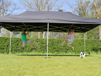 Heel robuuste tent: 2 volwassenen mogen zich eraan optrekken!