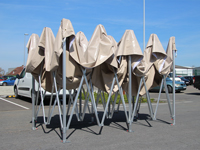 Vouwtent van 4x8 meter met het frame half opengevouwen