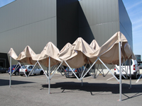 Vouwtent van 8x4 meter met het frame iets verder opengeschoven